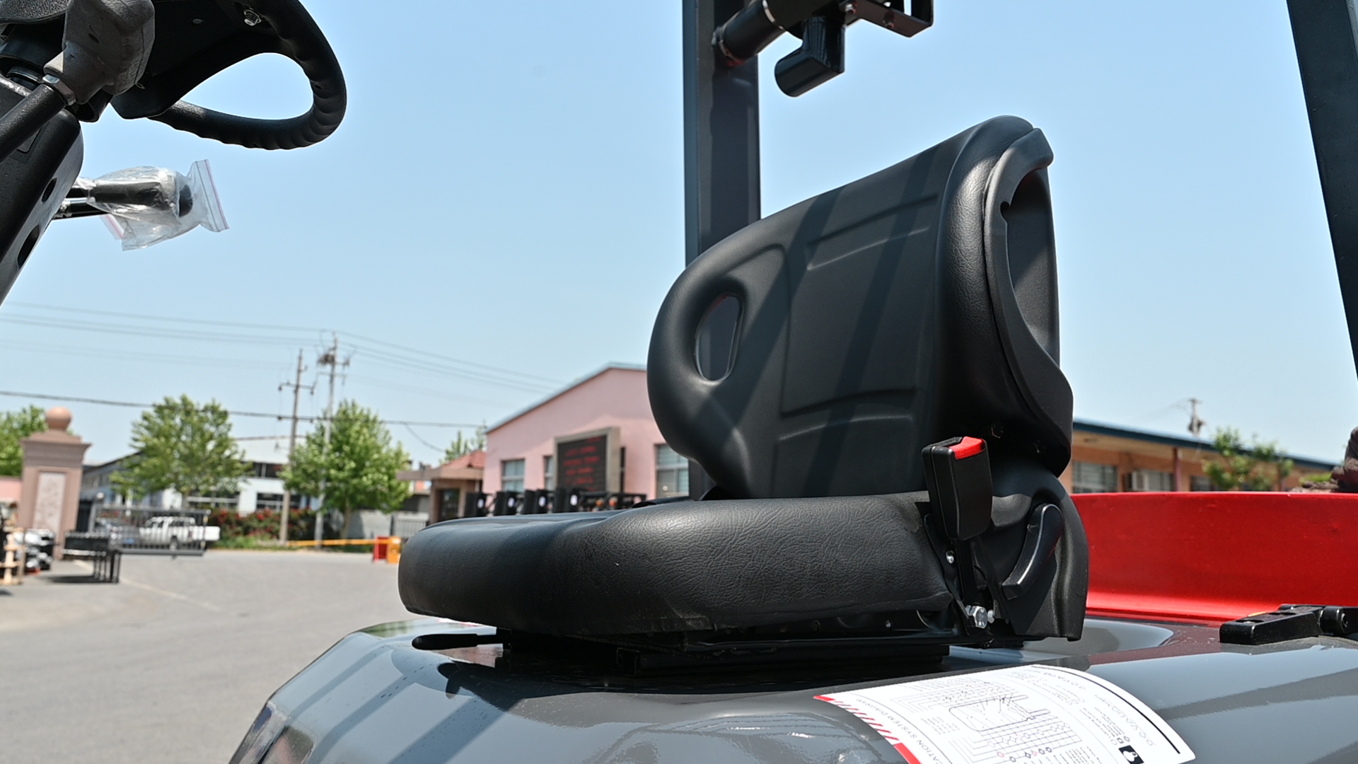 High-strength mast and hydraulic system for forklift attachments