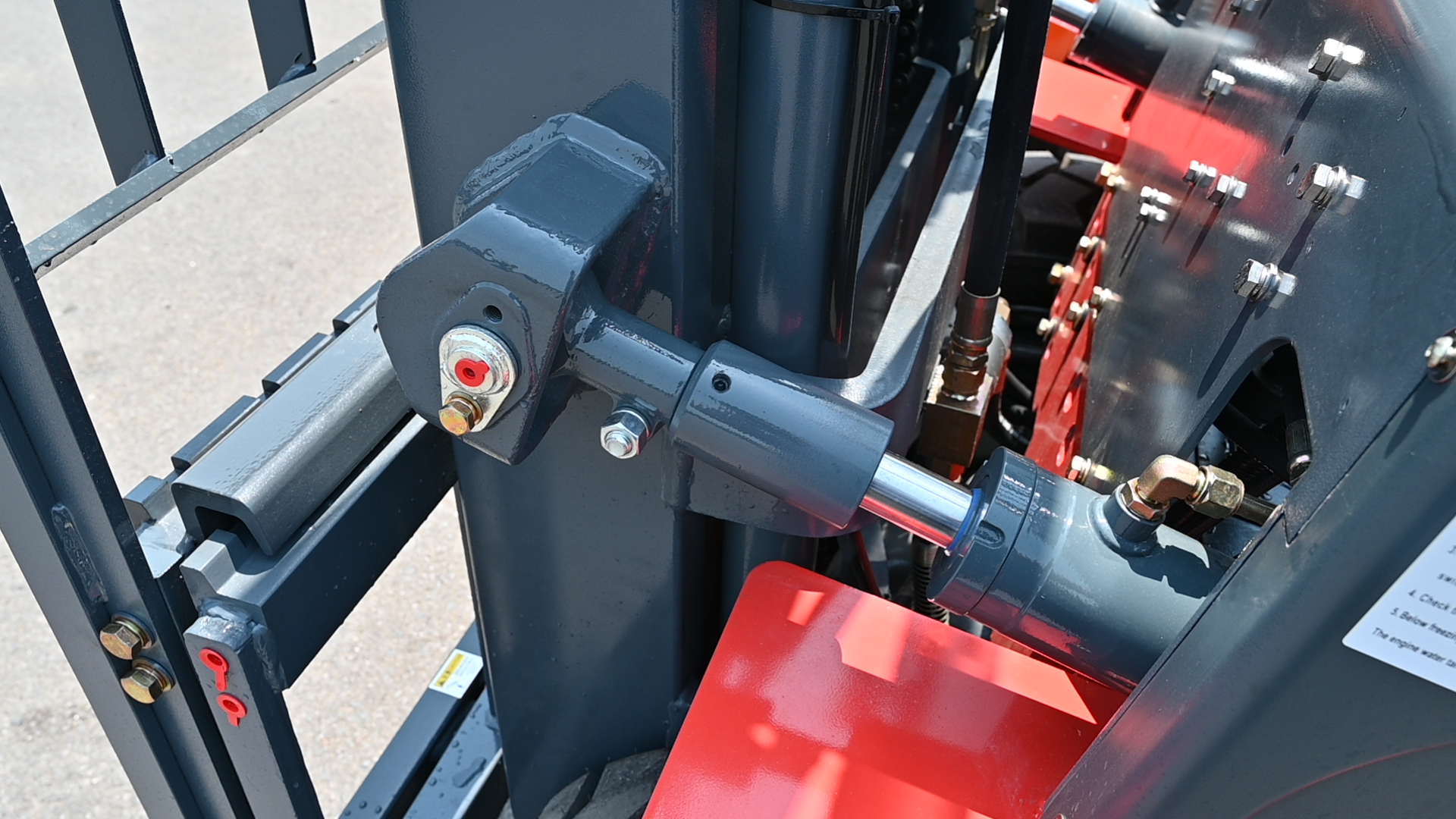Responsive hydraulic tilting cylinders for forklift stability