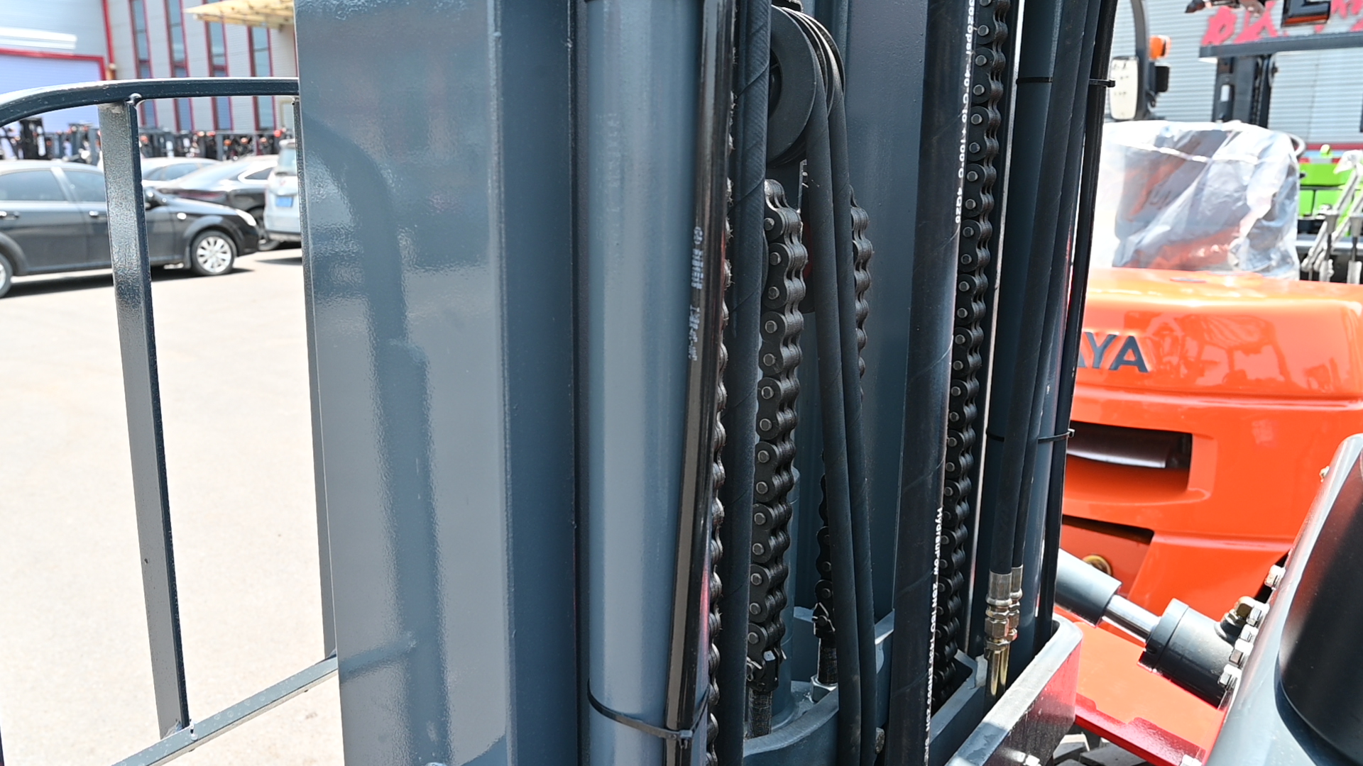 Reinforced high-strength steel mast for heavy lifting