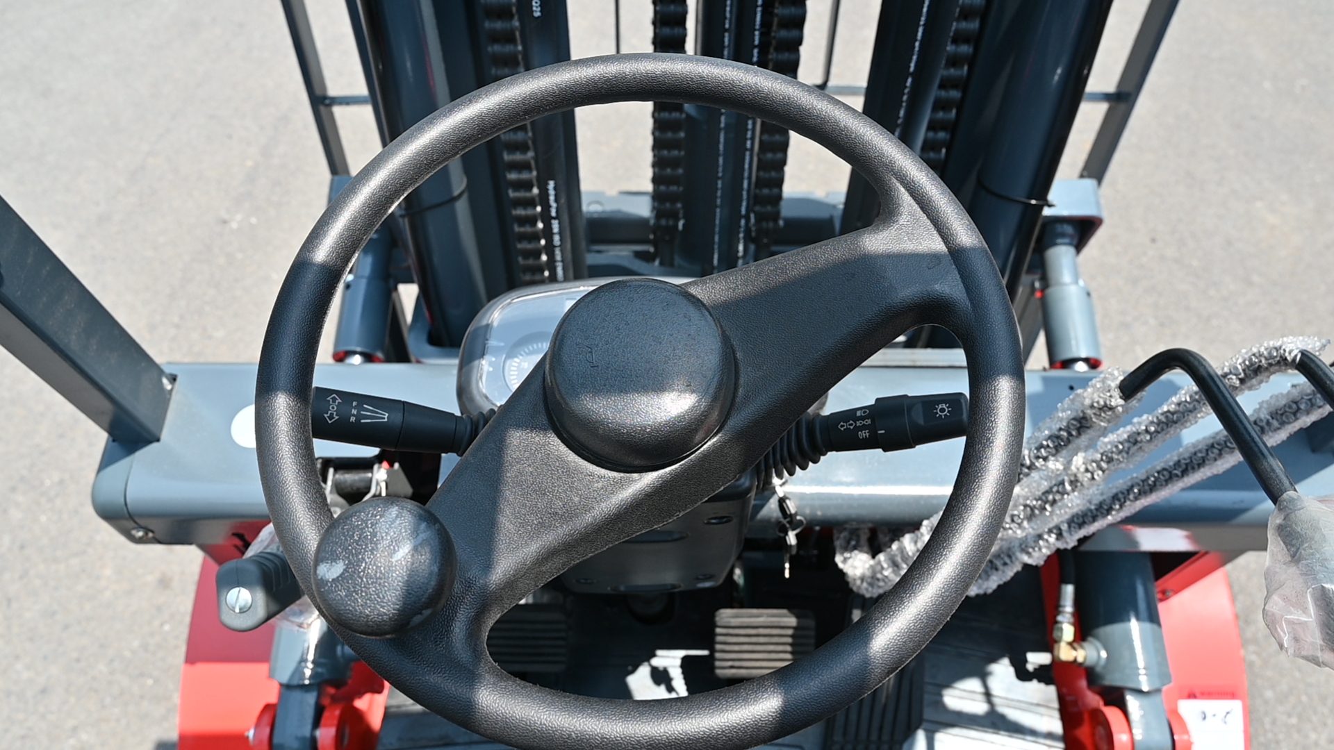 Ergonomic forklift operator cabin with wide-view mast